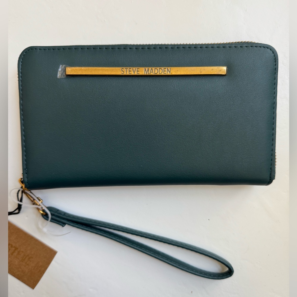 Steve Madden Green Wristlet with Gold Accent NWT